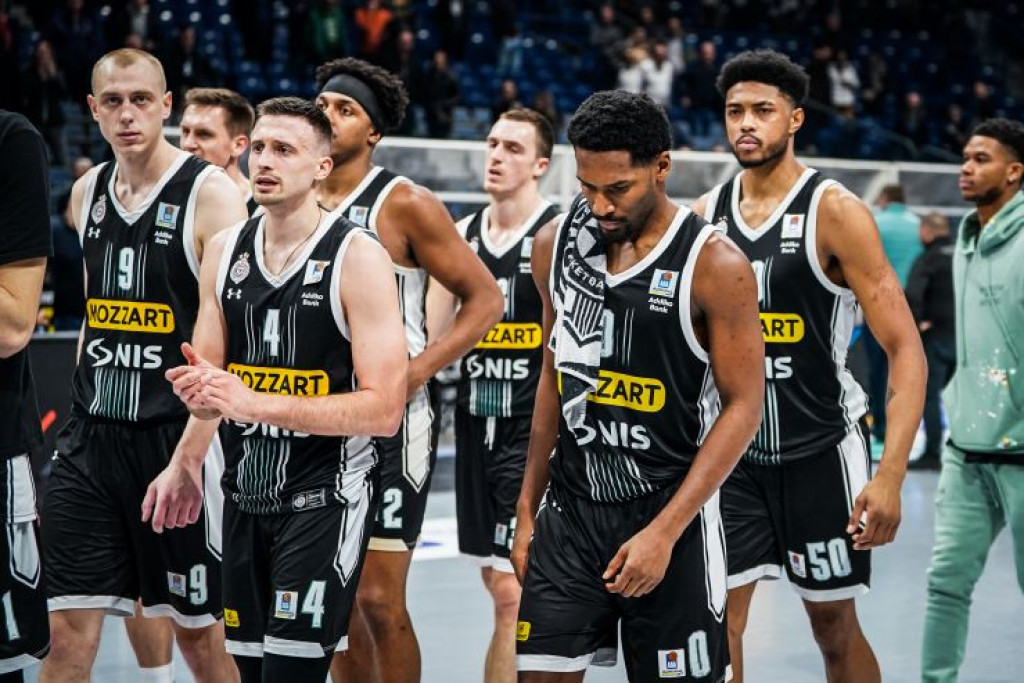 CRNO-BELIMA UGROŽENO TREĆE MESTO? Partizan doživeo debakl protiv Splita, pa napravio sebi veliki problem