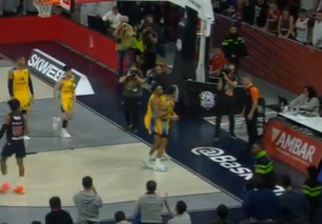 SKANDALOZNA ODLUKA EVROLIGE Manja kazna za igrača koji je nasrnuo na sudiju nego za Savića i Zvezdu! (VIDEO)