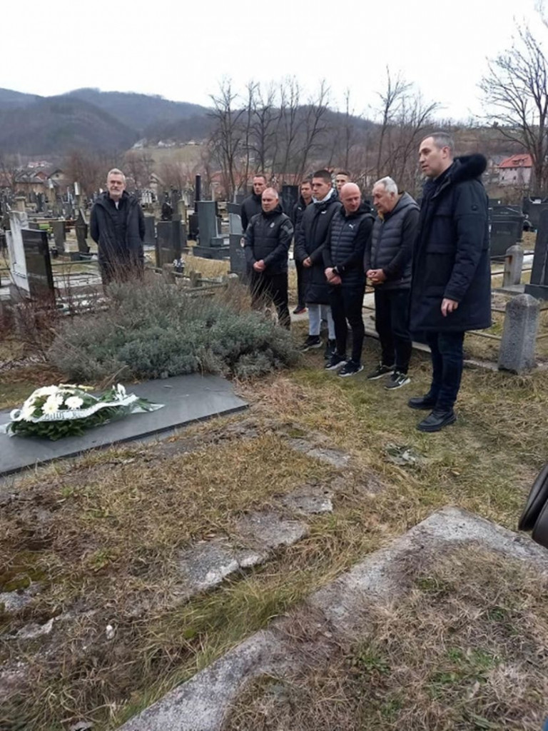 PRED MEČ SA JAVOROM Crno-beli položili cveće na grob Vladice Kovačevića