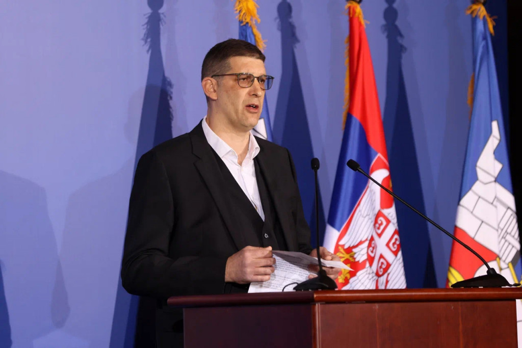 DEKIJEV VELIKI PRIJATELJ ODRŽAO NAJEMOTIVNIJI GOVOR Imao je veliko srce, simbolika je što je sahrana na crveno slovo