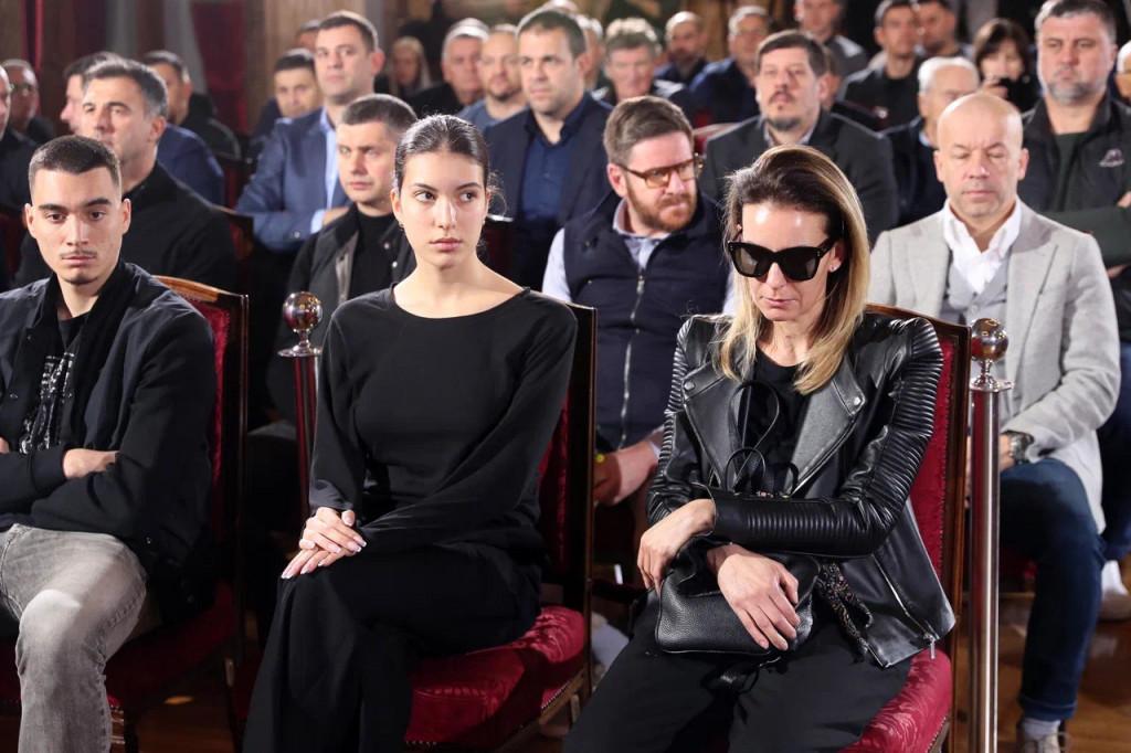 PORODICA DEJANA MILOJEVIĆA U SUZAMA Potresni i emotivni trenuci na komemoraciji legendarnog trenera i košarkaša (FOTO GALERIJA)
