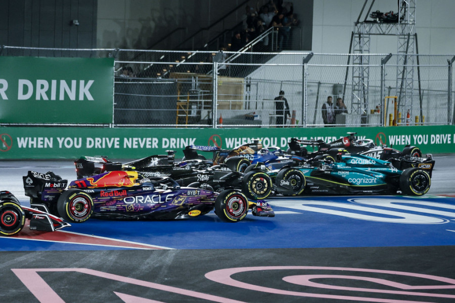 Mercedes spremio zamenu za Hamiltona? Legendarni vozač čeka poziv