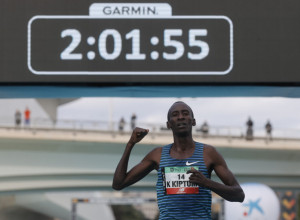 JEZIVA SAOBRAĆAJNA NESREĆA Svetski rekorder u maratonu nastradao