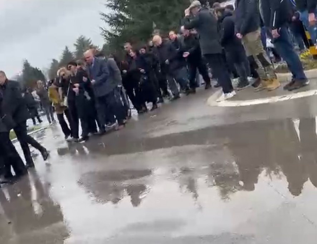 TUGA, DA NE MOŽE VEĆA Uplakana Milojevićeva supruga i porodica ispratile legendu na večni počinak (VIDEO)