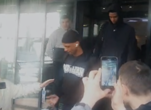 SVE KLJUČA U NIŠU Navijači Partizana dočekali igrače ispred hotela pred derbi (VIDEO)
