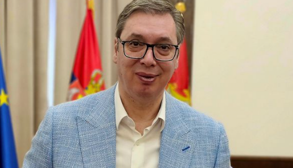 LOPTA SA POTPISOM LEGENDE Predsednik Vučić dobio moćan košarkaški poklon