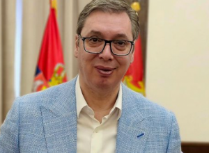LOPTA SA POTPISOM LEGENDE Predsednik Vučić dobio moćan košarkaški poklon