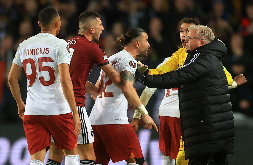 SKANDAL U PRAGU Opšta tuča igrača Sparte i Galatasaraja (VIDEO)