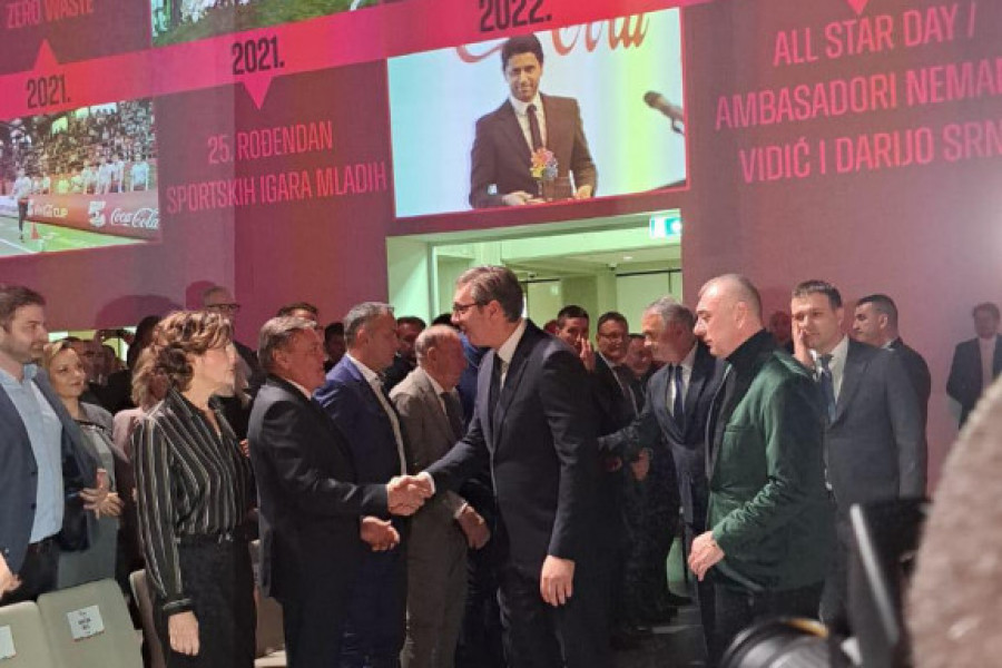 OGROMAN APLAUZ Deca uz vrisku dočekala predsednika Vučića (VIDEO)