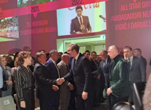 OGROMAN APLAUZ Deca uz vrisku dočekala predsednika Vučića (VIDEO)
