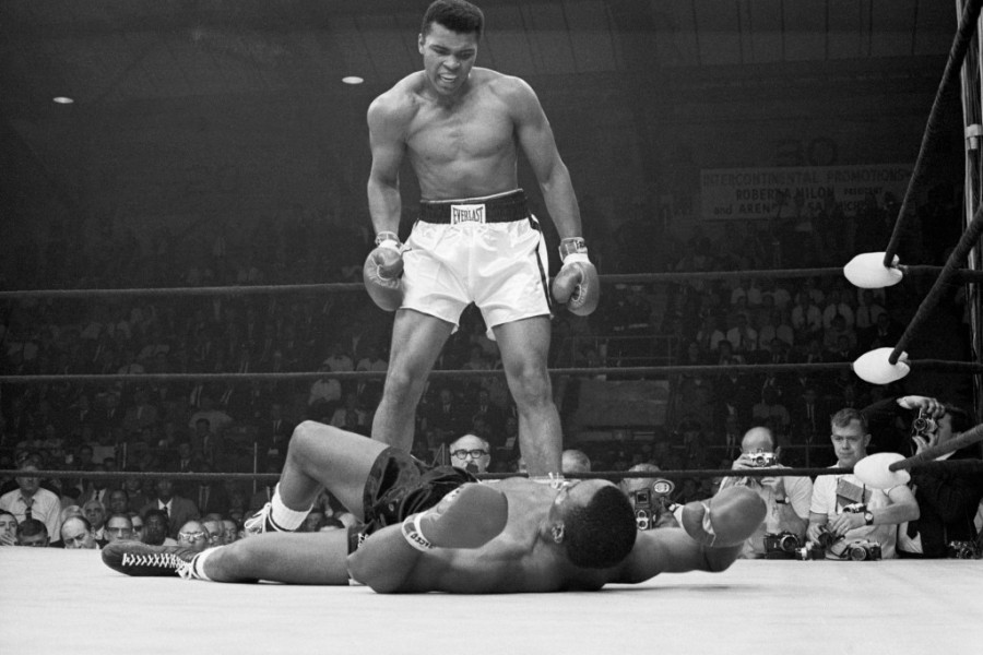 MUHAMED ALI JE NOKAUTIRAO SONIJA I POSTAO PRVAK SVETA Sumnja se da je meč bio namešten i da je imao veze sa organizovanim kriminalom, to je istraživao i FBI