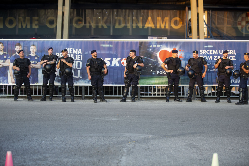 EPILOG SKANDALA Haos u hrvatskom derbiju, policija hapsila i tukla navijače, "radio" je i suzavac
