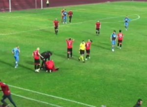 OVO JE STRAŠNO Igrači se hvatali za glavu, dozivali pomoć, a sve zbog STRAŠNE POVREDE kolege (VIDEO)