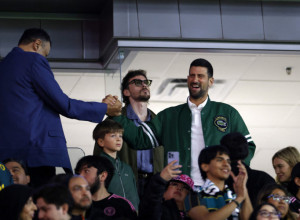 NOLE, ŠMEKERU Đoković gledao Mesija, a onda su ga SPOPALE DVE DEVOJKE... Konačno otkriveno ko su one (FOTO)