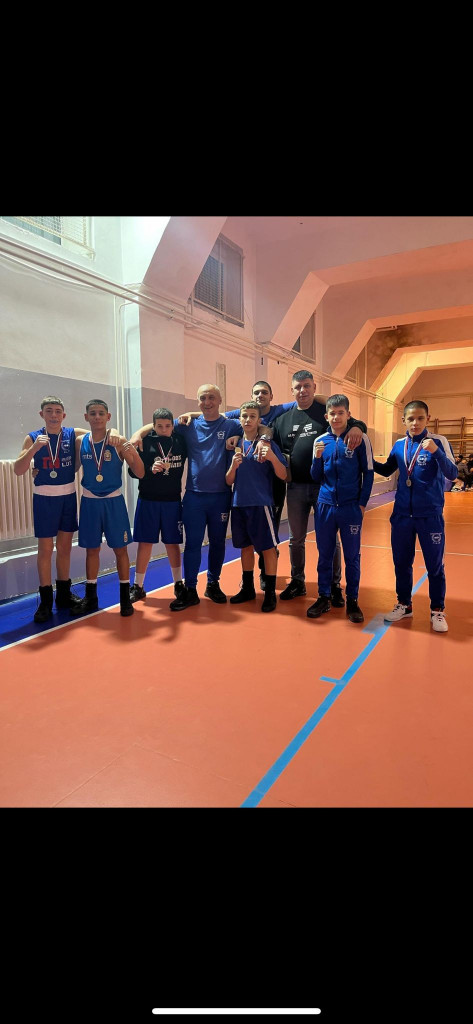 SOKOLOVI SA ZVEZDARE POŽNJELI MEDALJE Deca dominirala na bokserskom prvenstvu Beograda
