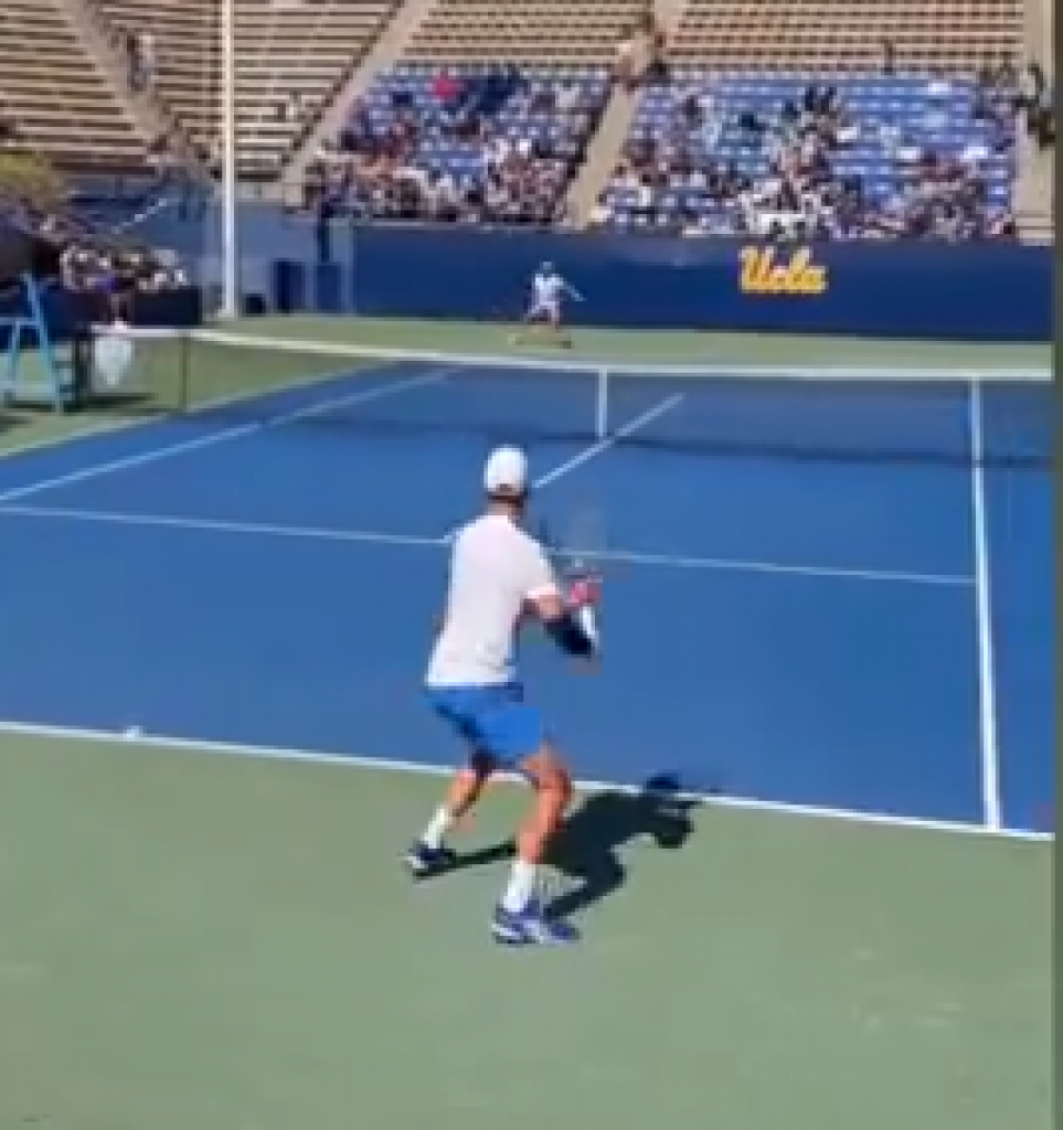 RIVALI SE TRESU Novak izveo magiju na terenu, svi su ostali u čudu (VIDEO)