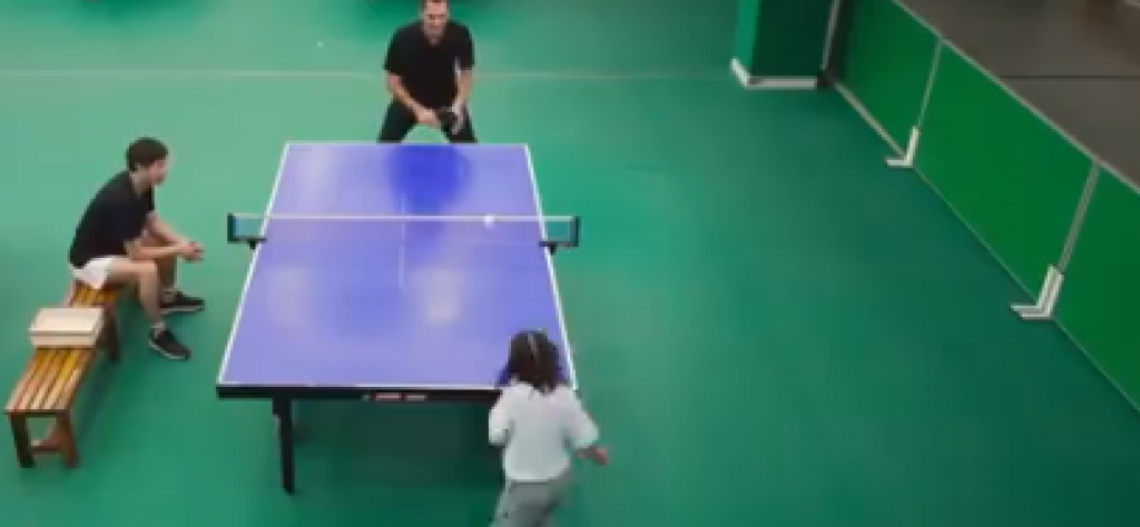 FEDERER JE HODAJUĆI KOMPLEKS Rodžer se tokom partije stonog tenisa iživljavao na maloj devojčici (VIDEO)