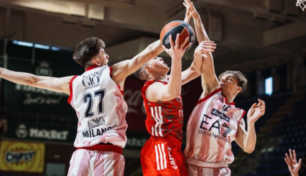 CRVENO-BELI IZGUBILI OD "MANEKENA" Zvezda polovična prvog dana ANGT turnira