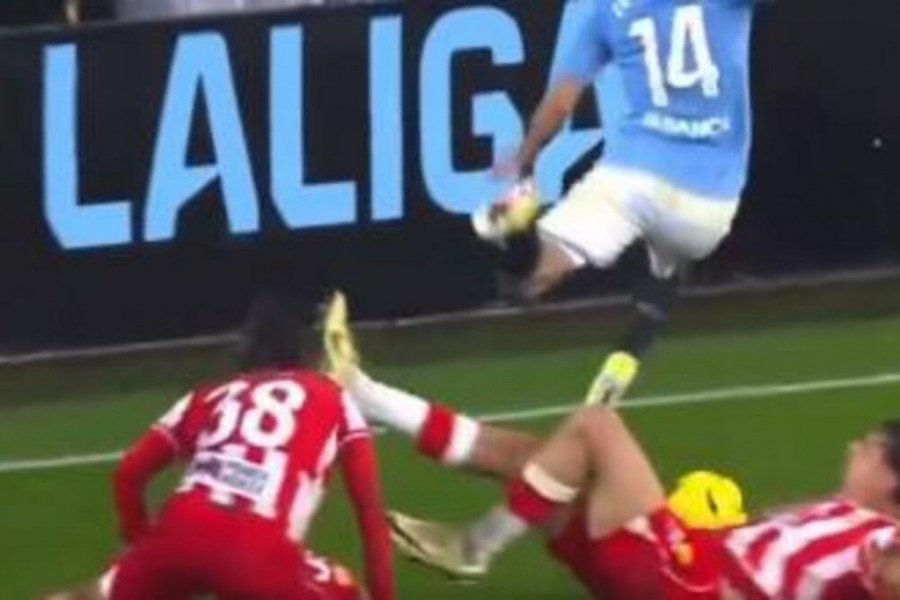 HOROR SCENA U ŠPANIJI Fudbaler Almerije udario saigrača u glavu otvorenim đonom, svi bili u šoku zbog tog prizora (VIDEO)
