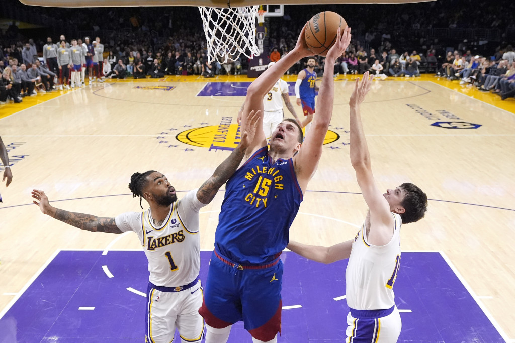 GOSPODSKI POTEZ DŽEJMSA Lebron ušao u istoriju NBA lige, pa dobio pitanje o Jokiću, odgovorom iznenadio čitavu Srbiju