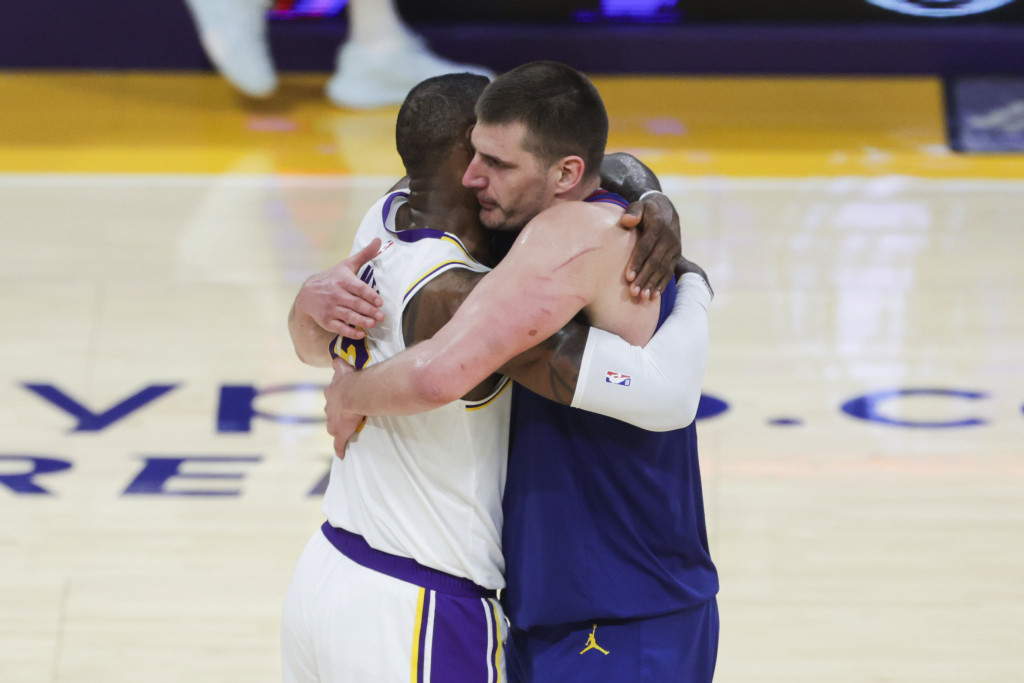 LEBRON SVOJEVREMENO PONIZIO JOKIĆA, A SAD IZNENADIO SVE Zagrljaj Džejmsa i Nikole pokazuje koliko Srbina cene i poštuju u NBA ligi (VIDEO)