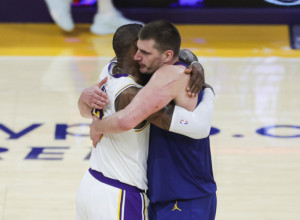 LEBRON SVOJEVREMENO PONIZIO JOKIĆA, A SAD IZNENADIO SVE Zagrljaj Džejmsa i Nikole pokazuje koliko Srbina cene i poštuju u NBA ligi (VIDEO)