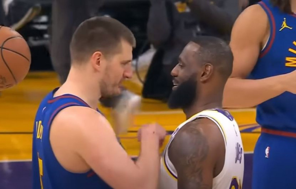 POZNATO ŠTA JE DŽOKER REKAO LEBRONU Jokić prstom uperio ka Džejmsu i "zapretio" mu, Amerikanac nije mogao da se suzdrži od ove reakcije (VIDEO)