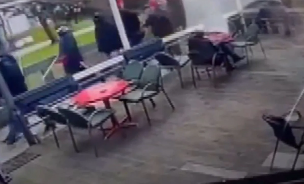 HAOS U KOMŠILUKU Tuče po gradu pred veliki fudbalski derbi (VIDEO)