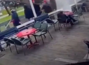 HAOS U KOMŠILUKU Tuče po gradu pred veliki fudbalski derbi (VIDEO)