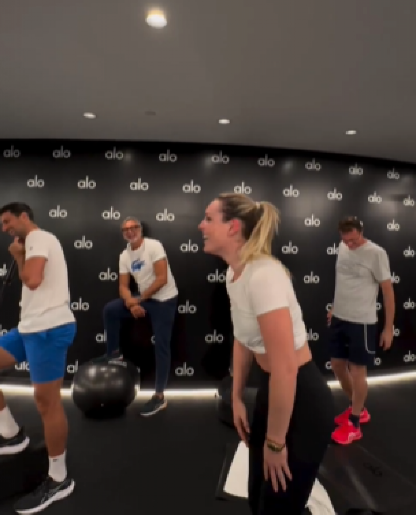 NEKADA JE HVALILA RODŽERA I RAFU A SADA... Ušla u teretanu sa Đokovićem, pala od smeha i zaboravila sve što je ikada rekla (VIDEO)