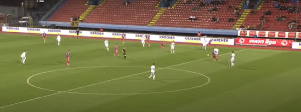 NESTVARAN POTEZ Fudbaler Borca postigao brutalan gol sa pola terena (VIDEO)