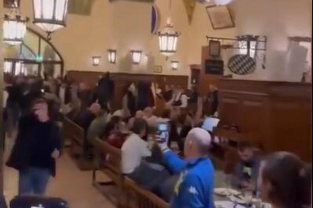 SKANDAL NAD SKANDALIMA Navijači Lacija VELIČAJU FAŠIZAM u kafani gde je Hitler širio NACISTIČKU PROPAGANDU (VIDEO)