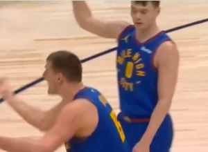 POMRAČENJE UMA I PSOVKA NA SRPSKOM Evo zašto je Nikola Jokić urlao na svog trenera (VIDEO)