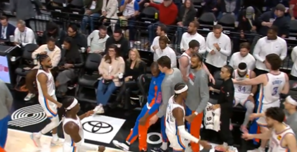 JEZIVE SCENE U NBA Poznati centar osta bez svetsi pored klupe, svi su se skamenili (VIDEO)