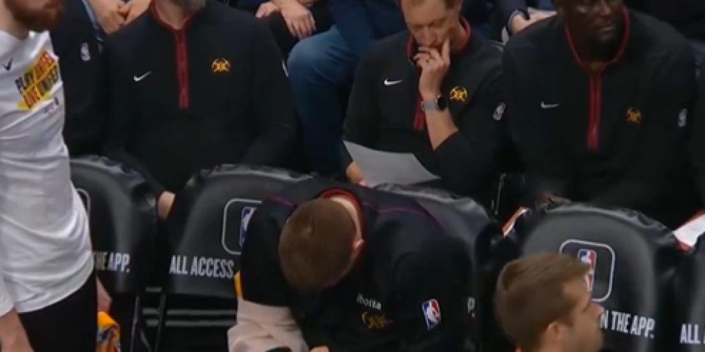 NAVIJAČI DENVERA U STRAHU Jokić snimljen kako se previja od bolova, ovo baš nije dobro (VIDEO)