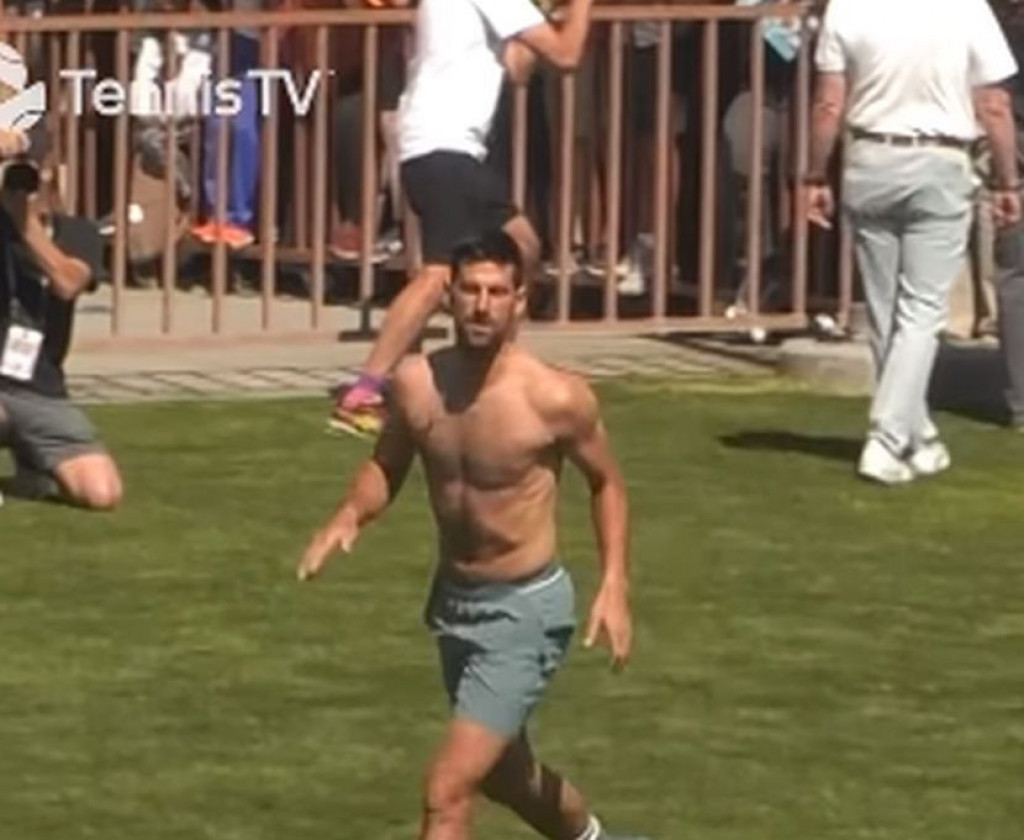 BRUTALNI MIŠIĆI I JEDAN VAŽAN DETALJ Nole pokazao fudbalsko umeće, proslavio gol u stilu Ronalda, pa skinuo majicu (VIDEO)