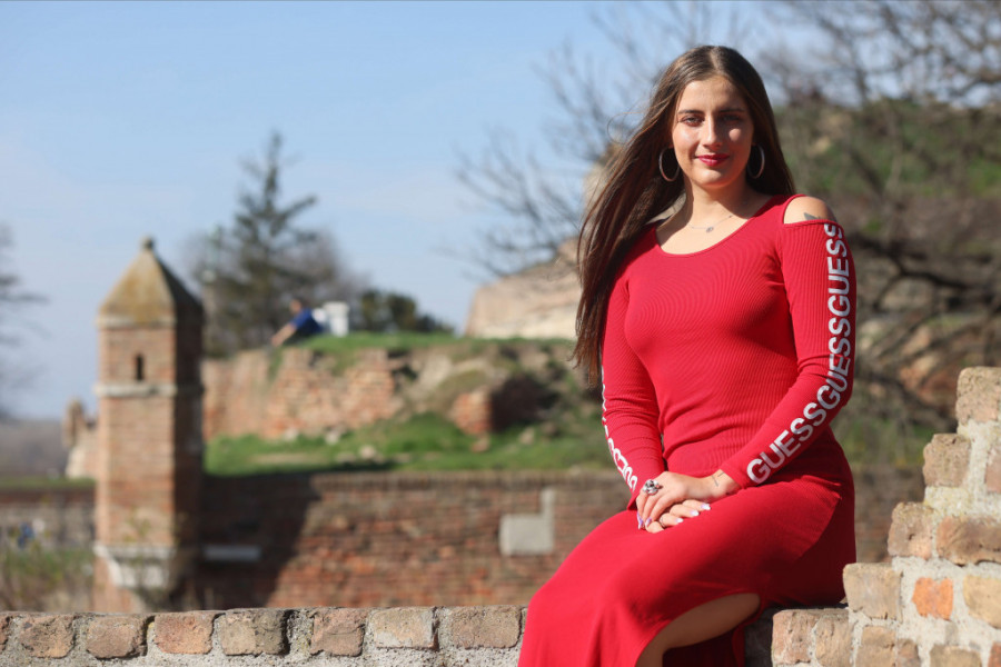 SPORT.ALO U ŠETNJI SA ANDREOM Lepa Rumunka posetila Beograd, gledala "večiti" derbi, hvalila Đokovića i probala pljeskavicu: Moje srce pripada Srbiji (FOTO)