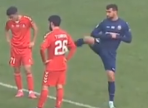 "NINDŽA" POTEZ NA UTAKMICI Da li je ovo NAJSMEŠNIJI crveni karton ikada? Nećete verovati kako je pao čovek (VIDEO)