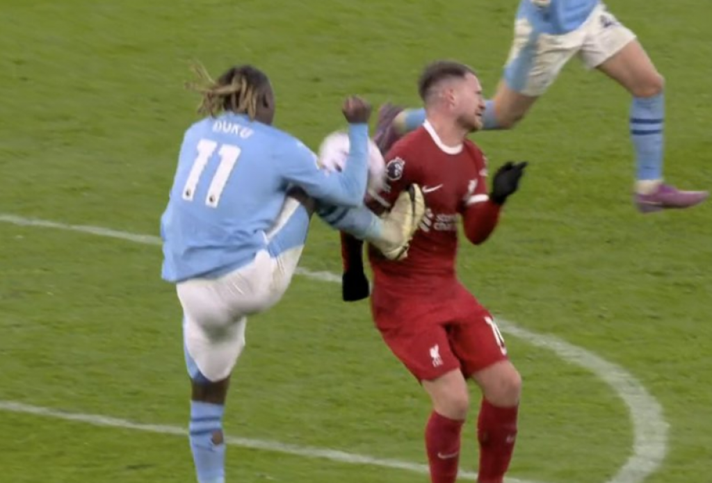 Čitav svet gleda ka Enfildu i pita se: KAKO OVO NIJE PENAL? (VIDEO)