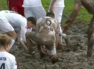 KOPALI BLATO DA BI OMETALI RIVALA Hrvati fudbalska velesila? Zbog ovoga im SVI SMEJU (VIDEO)