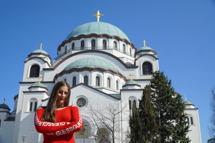 LEPA RUMUNKA DOŽIVELA NEPRIJATNOST U SRBIJI Taksista teniserku izbacio na ulicu, oglasila se na društvenim mrežama