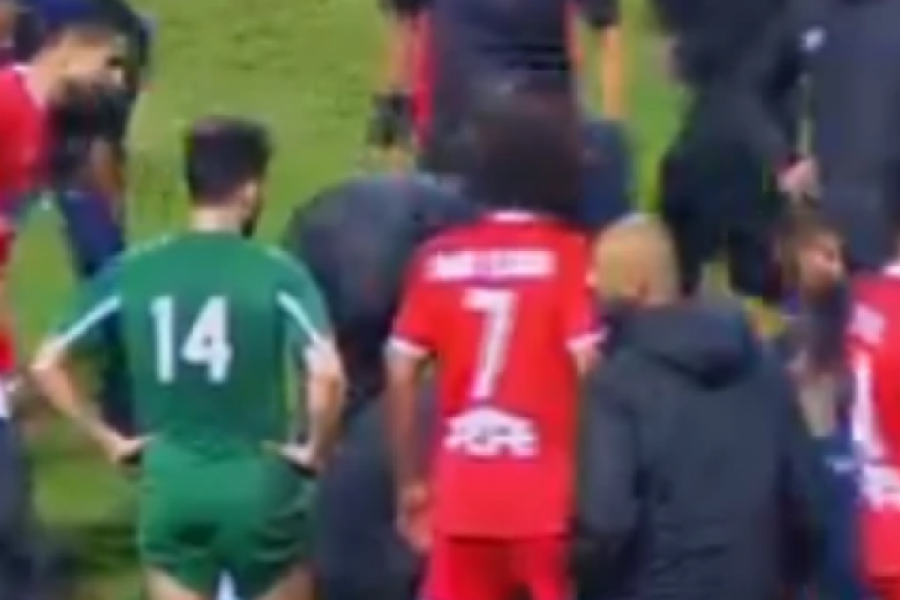 REPREZENTATIVAC DOŽIVEO SRČANI UDAR Stravične scene na fudbalskom terenu (VIDEO)