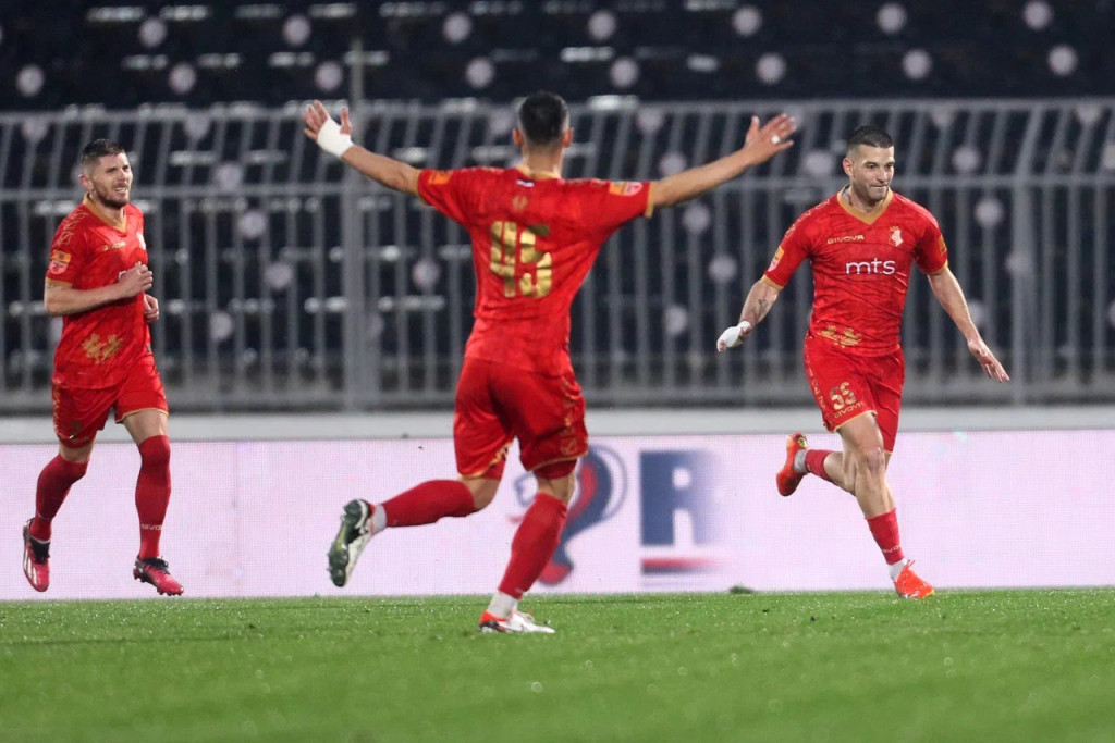 LUDNICA U SVLAČIONICI Pogledajte kako su fudbaleri Napretka proslavili pobedu nad Partizanom (VIDEO)