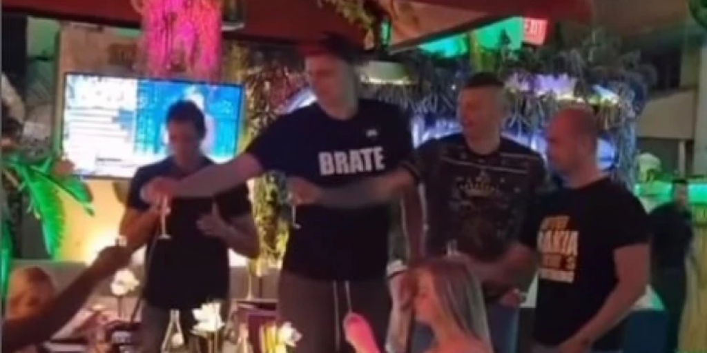 JOKIĆ "ZAPALIO" INTERNET MVP sa još jednim srpskim košarkašem u kafani, nazdravlja se RAKIJOM (VIDEO)