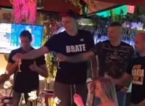 JOKIĆ "ZAPALIO" INTERNET MVP sa još jednim srpskim košarkašem u kafani, nazdravlja se RAKIJOM (VIDEO)