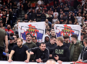 EMOTIVNA SCENA U ARENI Brat Siniše Mihajlovića zajedno sa Mihinim sinovima navija za crveno-bele protiv Makabija
