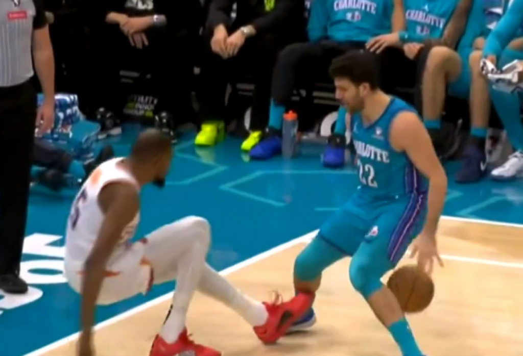 AU, PA DA LI JE OVO MOGUĆE? Micić bacio na parket NBA legendu, cela Amerika u šoku (VIDEO)