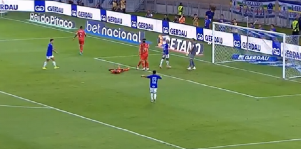 NE, OVO NIJE MOGUĆE Ovakav autogol se NIKADA nije desio, Ronaldo gleda i NE VERUJE (VIDEO)