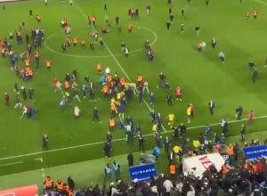 UŽASNE SCENE U TURSKOJ Navijači uleteli na teren i napali Tadića i igrače Fenera (VIDEO)
