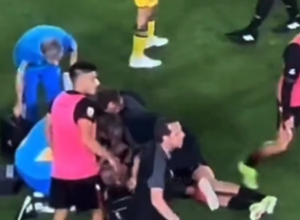STRAŠNE SCENE Fudbaler (24) se samo srušio na teren i počeo da se trese, svi se hvatali za glavu (VIDEO)